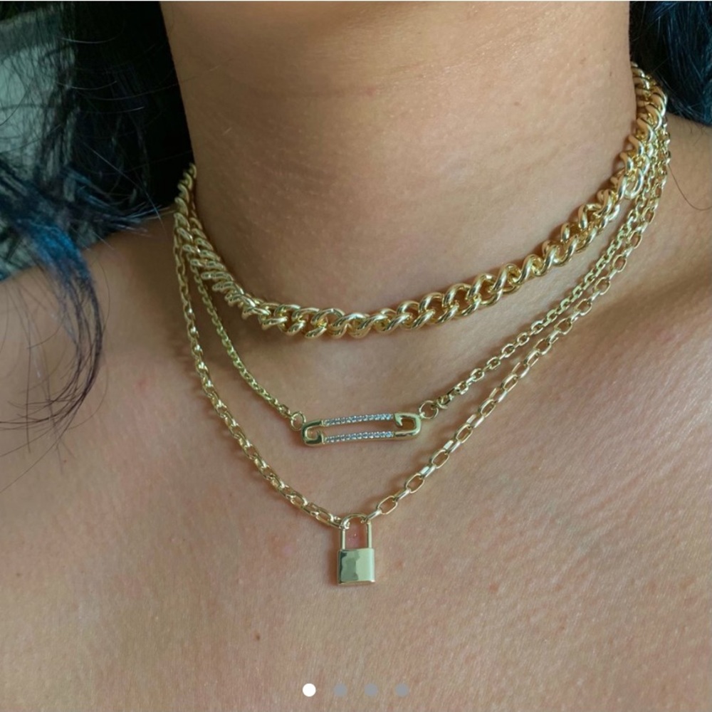 Evry Jewels gold pin necklace